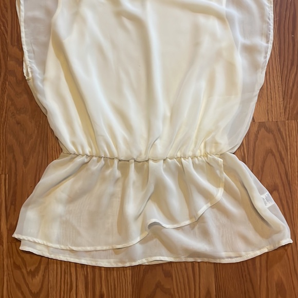 🆕 Bobeau Ivory Cap Sleeve Cinched Waist Layered Hem Blouse Size Small - Picture 3 of 11
